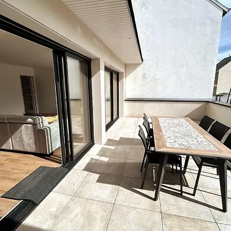 Grande Maison Neuve A 100 M De La